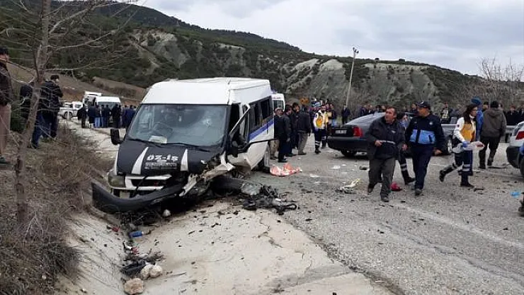 Manisa'da İşçi Servisi İle Otomobil Çarpıştı ! 1 Kişi Ölü 18 Kişi Yaralı