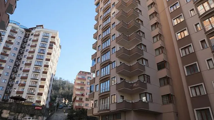 Markete gitmeye üşenince evinin balkonuna 'teleferik' kurdu