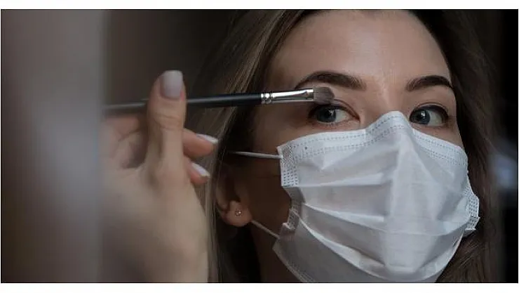 Maske takarken nasıl makyaj yapılır? Makyajlı olarak maske takmanın zararları nelerdir?