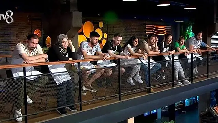 Masterchef 2022 Yarışmasının İlk 18'i Seyirci Kantarına Çıktı Takımlar Belli, Önlükler Giyildi! Her Şey Çok Güzelken, Gelen Kötü Haber Herkesi Kahretti!