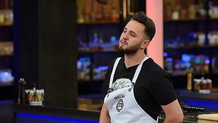 MasterChef Türkiye 2022 yarışmasında bir önlük daha verildi Melih, önlüğü giyerken, gözyaşlarını tutamadı! 'Keşke yaşatabilseydik, görseydi…'