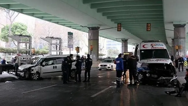 Mecidiyeköy'de ambulans ve bir otomobil çarpışması sonucu trafik kilit hale geldi