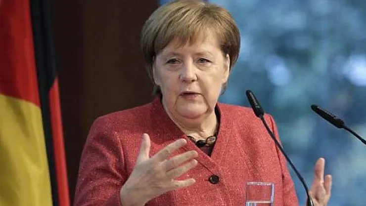 Merkel'i Hacklediler! Telefon ve Kredi Kartı Bilgileri Sızdırıldı