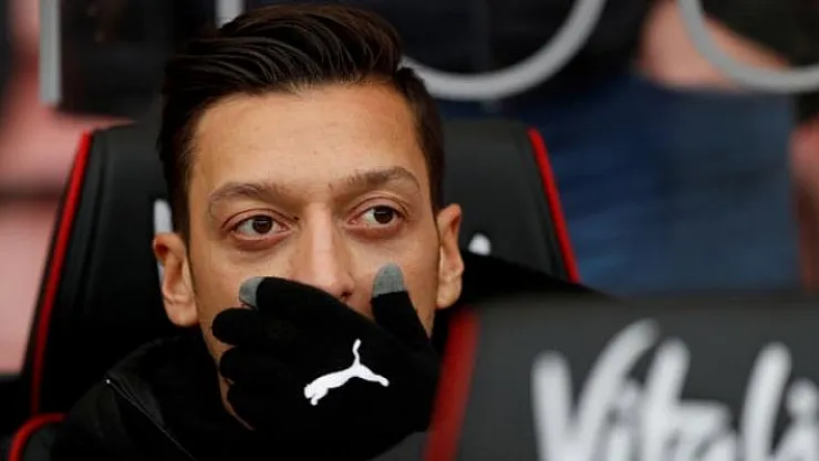 Mesut Özil, takımının West Ham United'la deplasmanda oynayacağı maçın kadrosuna alınmadı