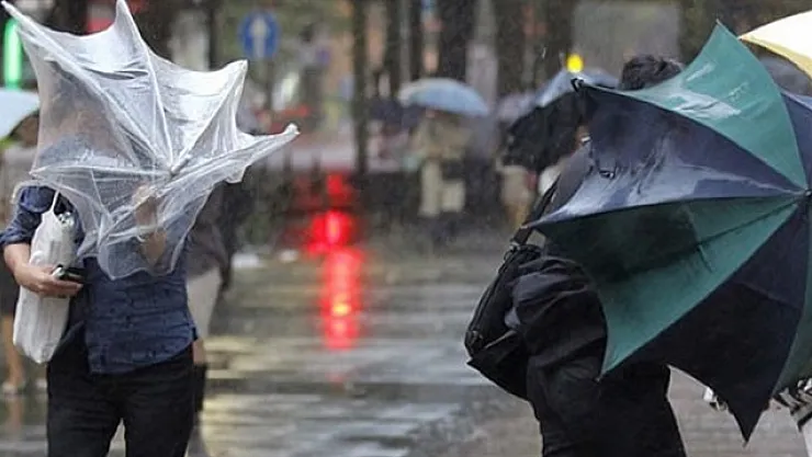Meteoroloji'den kuvvetli fırtına uyarısı! Ağaç ve direk devrilmesi, çatı uçması uyarısı
