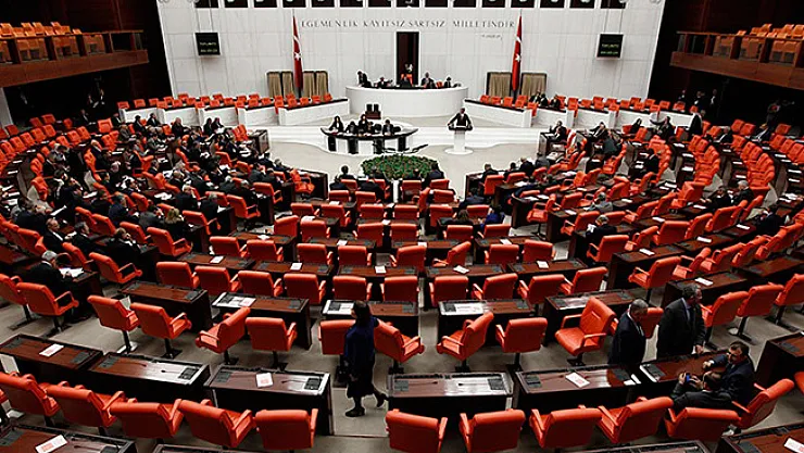 Milletvekillerine 9 Bin 700 Lira, Emekli Vekillere 6 Bin 30 Lira Promosyon Verildi
