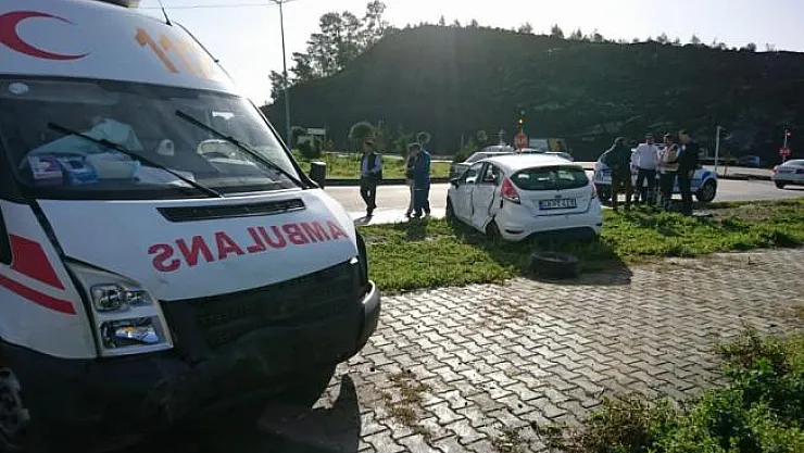 Muğla'da ambulans ile otomobil çarpıştı: 4 yaralı