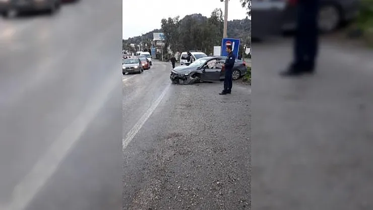 Muğla'da otomobil ile öğrenci servisi çarpıştı: 13 yaralı