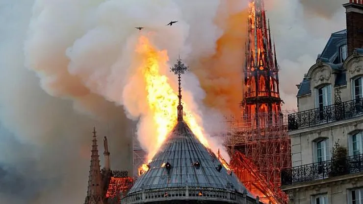 Notre Dame'daki Korkunç Yangın 8,5 Saat Sonra Söndürüldü!