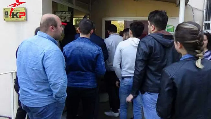 O Kadar Uyarıya Rağmen KPSS Lise'ye Bir Dakika Geç Kalan Adaylar Sınava Alınmadı