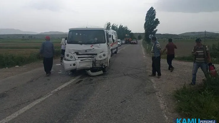 Öğrenci Servisi İle Traktör Çarpıştı! 13 Öğrenci Yaralandı