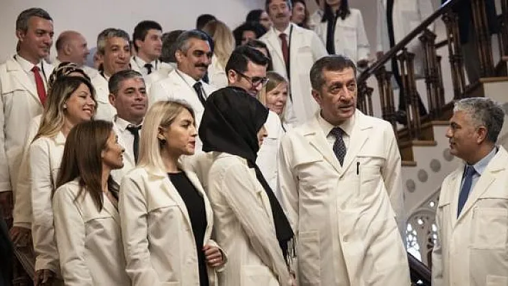 Öğretmenlerden gelen yoğun talep üzerine öğretmen önlükleri değişti!