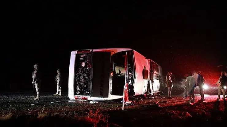 Ortalığı kan götürdü! Acı haber sabah saatlerinde geldi: Yolcu otobüsü devrildi, çok sayıda kişi öldü