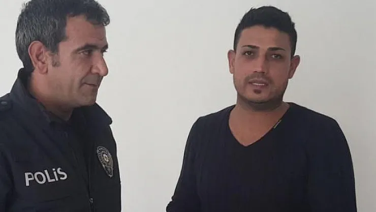 Ortaokul öğrencisi yolda bulduğu cüzdanın sahibine ulaşmasını sağladı
