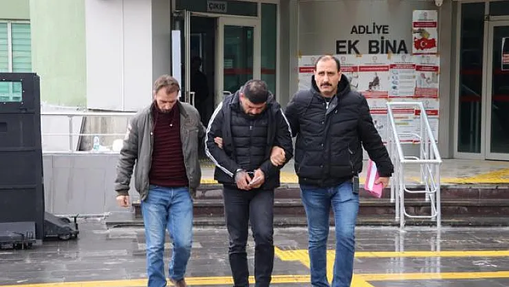 Otomobilin tavan döşemesinde uyuşturucu ele geçirildi