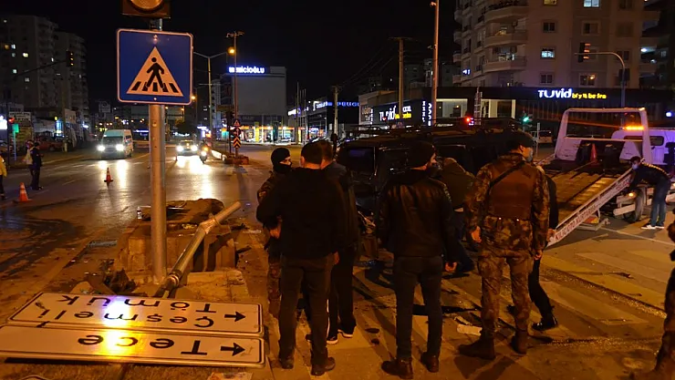Özel harekat polislerini taşıyan zırhlı araç kaza yaptı! Çok sayıda yaralı var