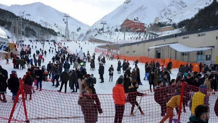 Palandöken kayak merkezi özellikle hafta sonları dolup taştı