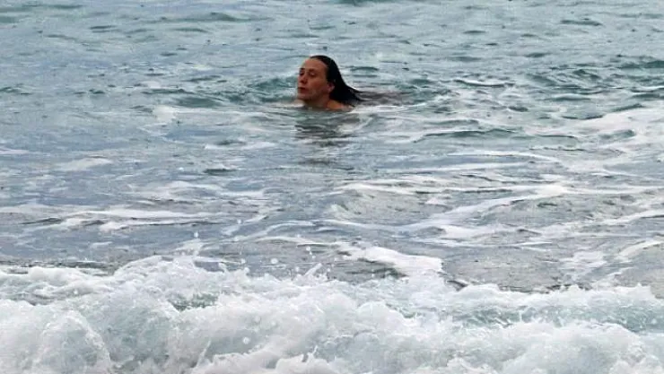 Ruslar soğuk ve yağışlı havada denize giriyor- Antalya Konyaaltı Plajında Rus Sıcaklığı