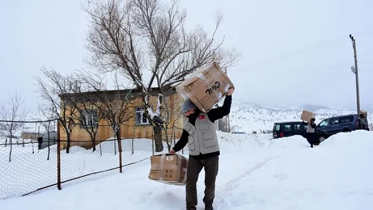 Sadakataşı Derneğinden çocukları ısıtan yardım