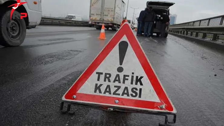 Sakarya'da Traktör Otomobile Çarptı ! 1 Ölü, 1 Yaralı