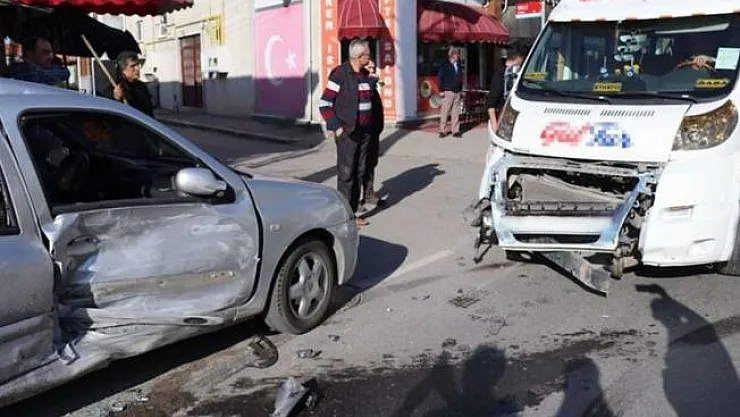 Sakarya'nın Adapazarı ilçesinde, okul servisi kaza yaptı! 4'ü çocuk 6 kişi yaralandı