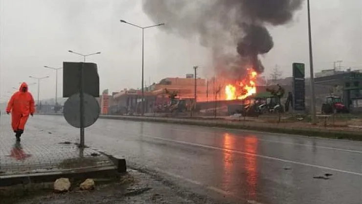 Şanlıurfa Bozova İlçesinde akaryakıt istasyonunda patlama!