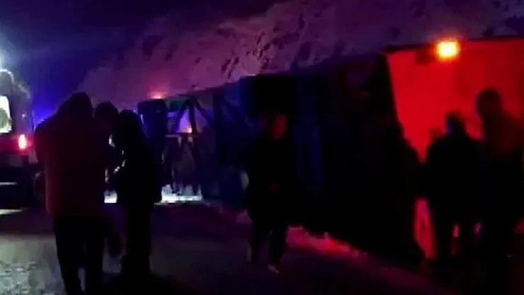 Şehirler arası yolcu otobüsü kaza yaptı! Çok sayıda ölü ve yaralılar var