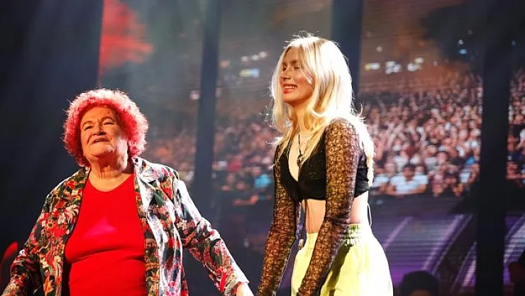 Selda Bağcan konserinde dinleyicilerine Aleyna Tilki sürprizi yaptı, ortalık yıkıldı! 'Soğuk bir su içmem lazım!'