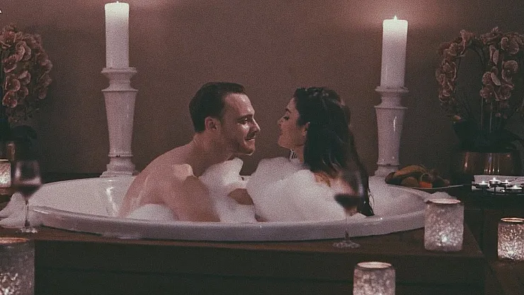 Sen Çal Kapımı dizisindeki Hande Erçel ve Kerem Bursin'in jakuzi sahnesine RTÜK ceza kesti