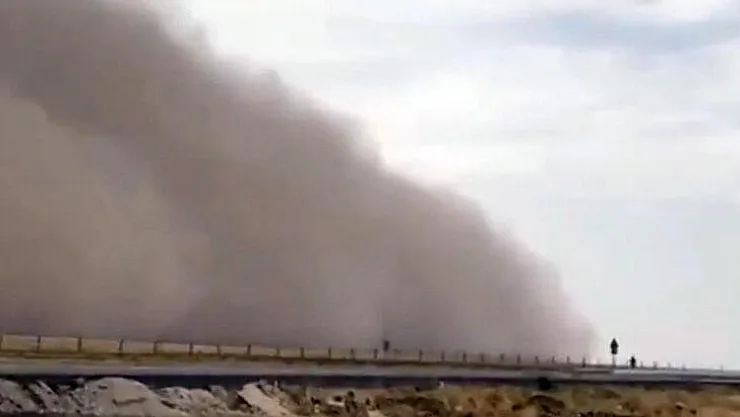 Şimdi de toz fırtınası çıktı! Kapı ve pencereleri açamıyorlar!