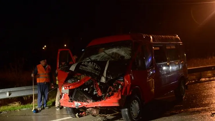 Sinop'ta iki minibüs çarpıştı: 13 yaralı