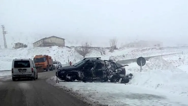 Sivas'ta kamyonetle çekici çarpıştı: 1 ölü, 3 yaralı
