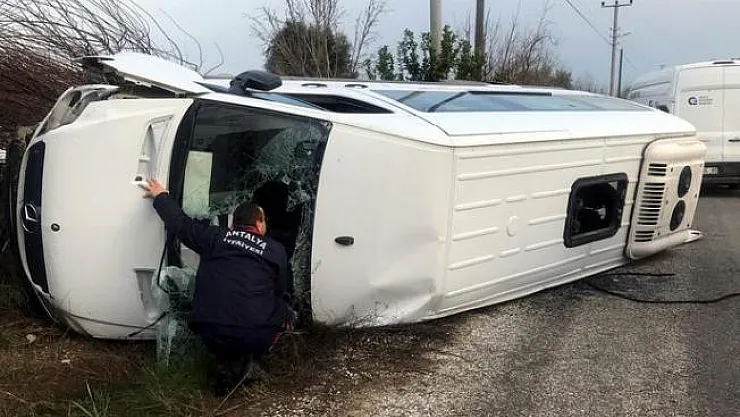 Şoförü Kalp Krizi Geçiren Öğrenci Servisi Devrildi! Ölü Ve Yaralılar Var