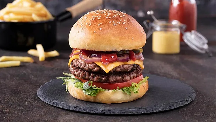 Şok edici olay! Yediği hamburgerin içinden bakın ne çıktı...