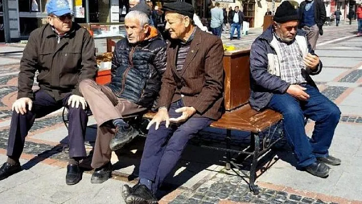 Sokağa çıkma izni verilen 65 yaş ve üstü vatandaşlar hakkında önemli uyarı!