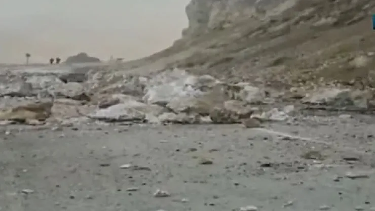 Son dakika deprem sonrasında karayolunda heyelan!