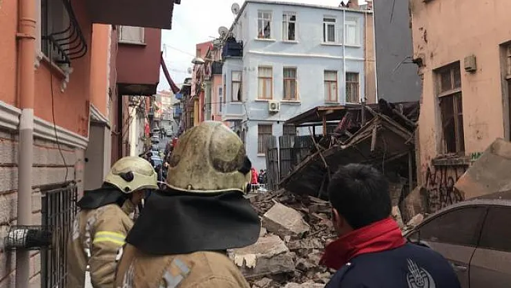 Son Dakika... Fatih Balat'ta 4 Katlı Bina Çöktü