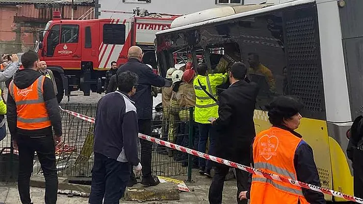 Son dakika İstanbul'da facia yaşandı! Tramvay ile İETT otobüsü çarpıştı: Can pazarı yaşanıyor