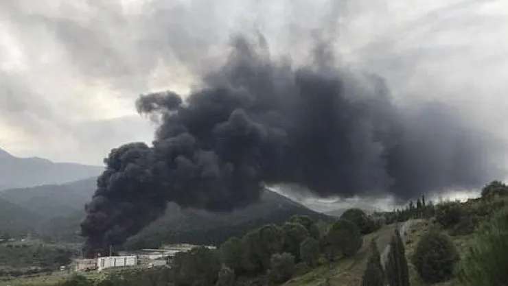 Son dakika! İzmir Bornova'da plastik deposunda yangın!