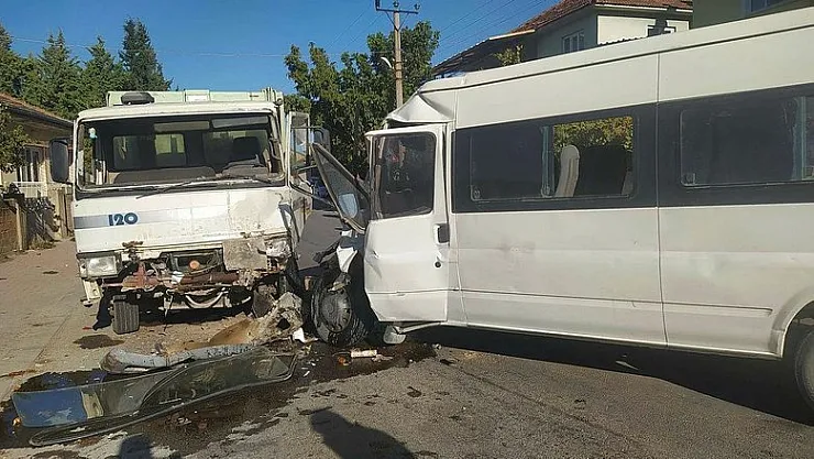 Son dakika! Korkunç kaza oldu: İşçi servisi ile çöp kamyonu kafa kafaya çarpıştı