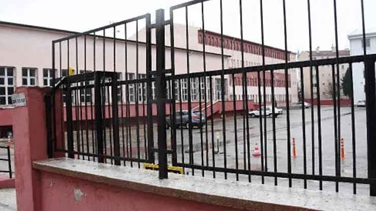 Son dakika öğretmen koronavirüse yakalanınca öğrenciler karantinaya alındı! Okullar tatil edildi!