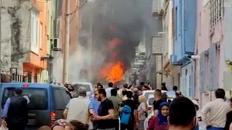 Son dakika, son dakika! O ilimizde evlerin arasına uçak düştü: Çok sayıda ekip sevk ediliyor!