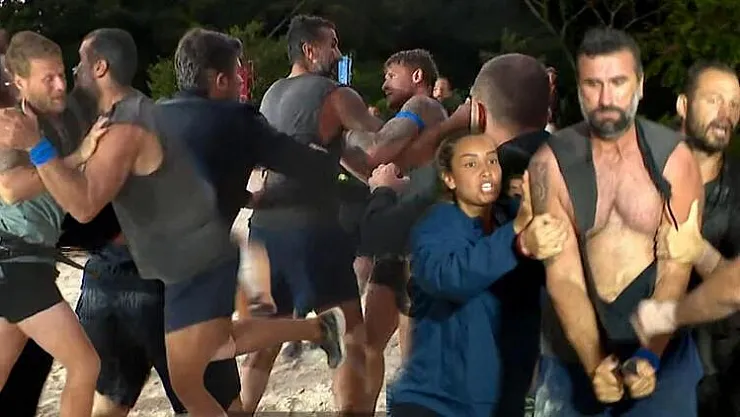 Survivor All Star'da Skandal! Nagihan Sessizliğini Bozdu! Gözyaşları İçinde Hikmet'in Çirkin Teklifini İfşa Etti!
