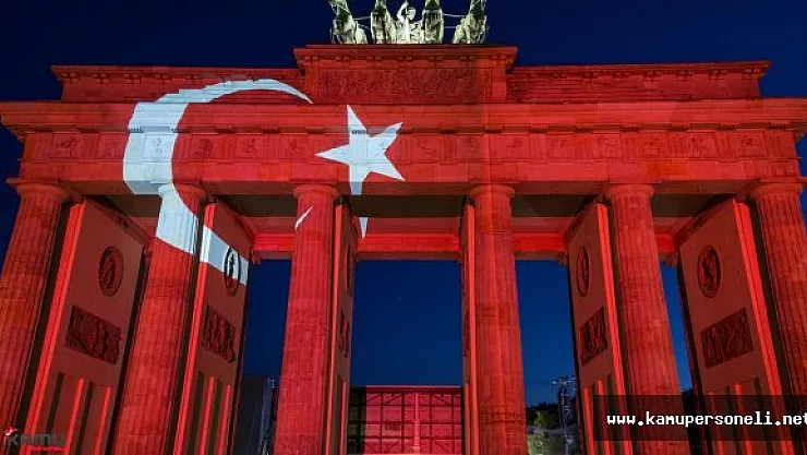 Tarihi Brandenburg Kapısı Ay Yıldıza Büründü
