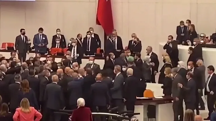 TBMM Yine Karıştı: Yumruk Yumruğa Kavga Çıktı!