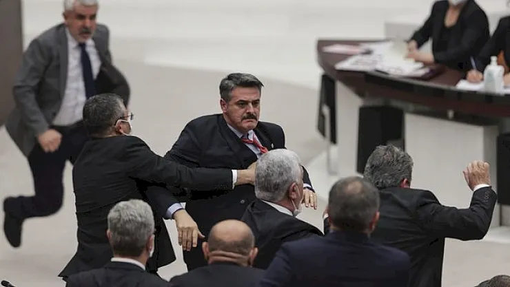 TBMM'den Ortalık Karıştı! Milletvekilleri Yine Yumruk Yumruğa Kavga Etti!