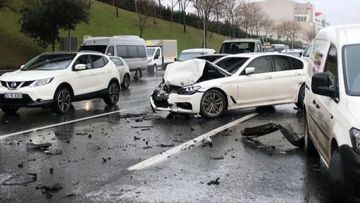 TEM Otoyolunda araçlar birbirine girdi! Trafik kilitlendi