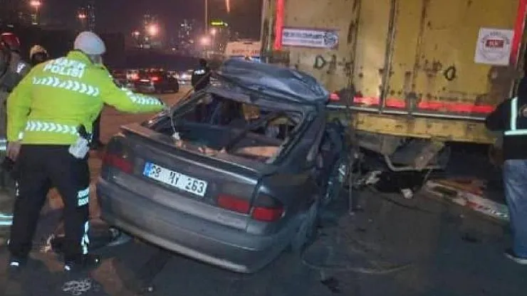 TEM'de Feci Kaza: Otomobil Tıra Arkadan Çarptı! Ölü Ve Yaralılar Var!