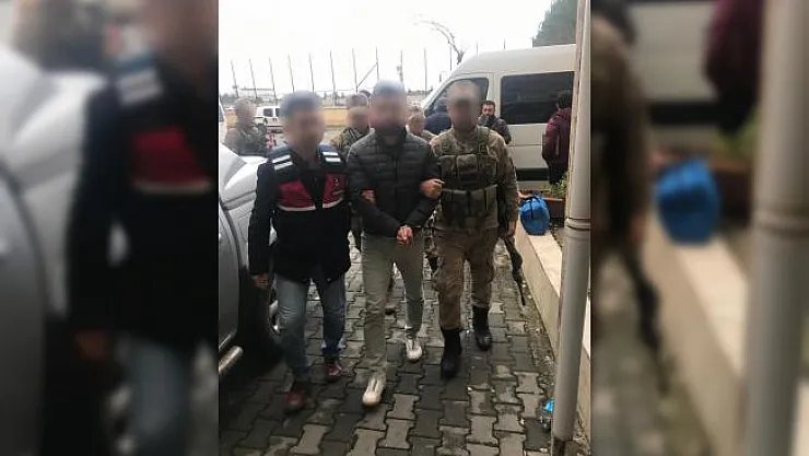 Terörist kıyafeti ve silahla poz veren zanlı tutuklandı