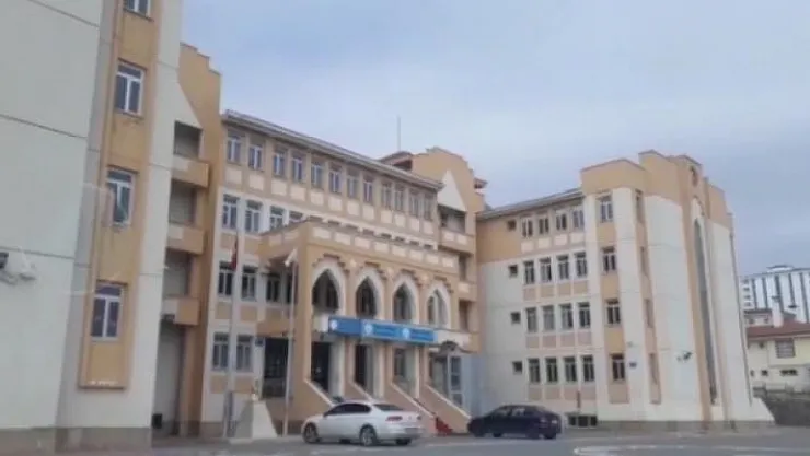 TOKİ'nin 2011 yılında Elazığ'da yaptırdığı TOKİ Fırat İlk ve Ortaokulu hasarlı çıktı!